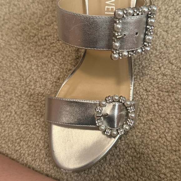 Stuart Weitzman silver size 8.5 geo pearl buckle slide sandals - Picture 4 of 4